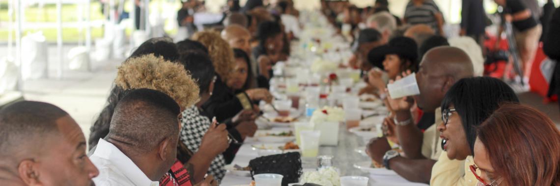 Des gens mangent à la table